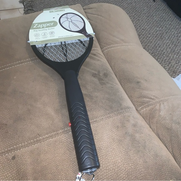 Black Bug Swatting Racket - Picture 3 of 4
